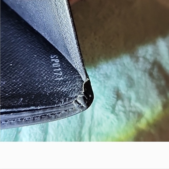 LOUIS Vuitton Black Epi Men Bifold Wallet - Picture 5 of 11